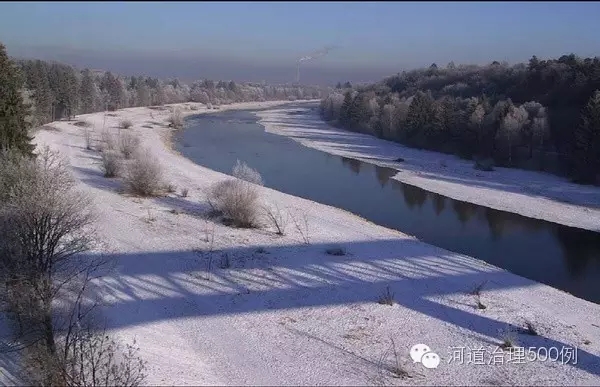 改造完的河道明显分为两部分，渠状部分和用于洪水时的滩涂绿地